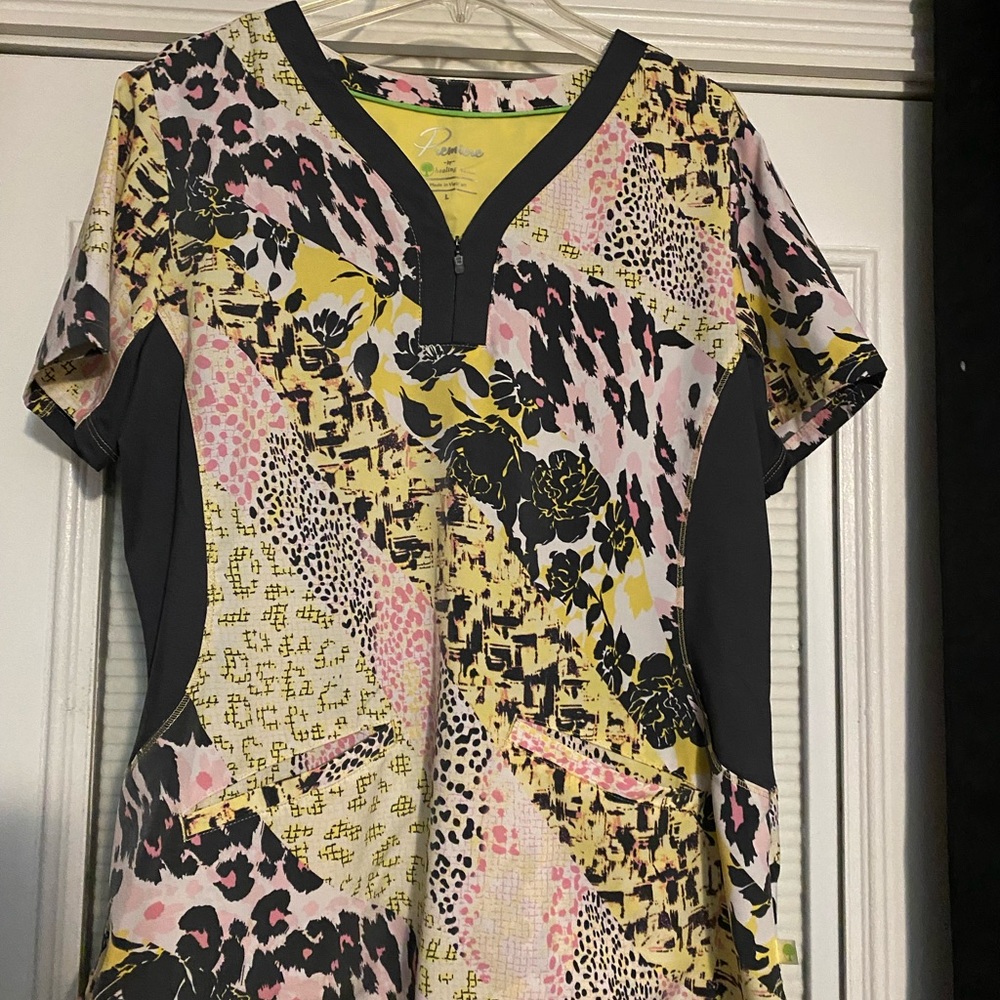 Premiere scrub top